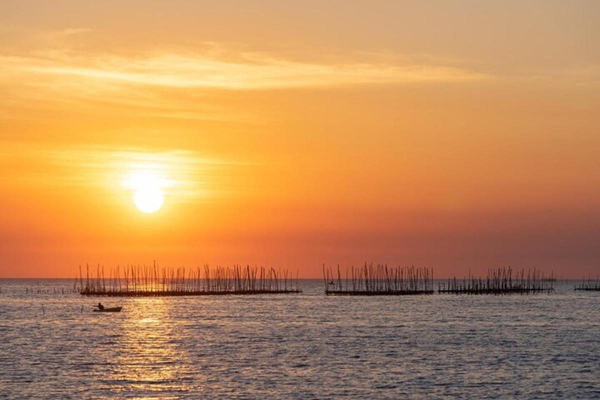 日落时分，海面上停泊着一艘船，旁边还有码头
