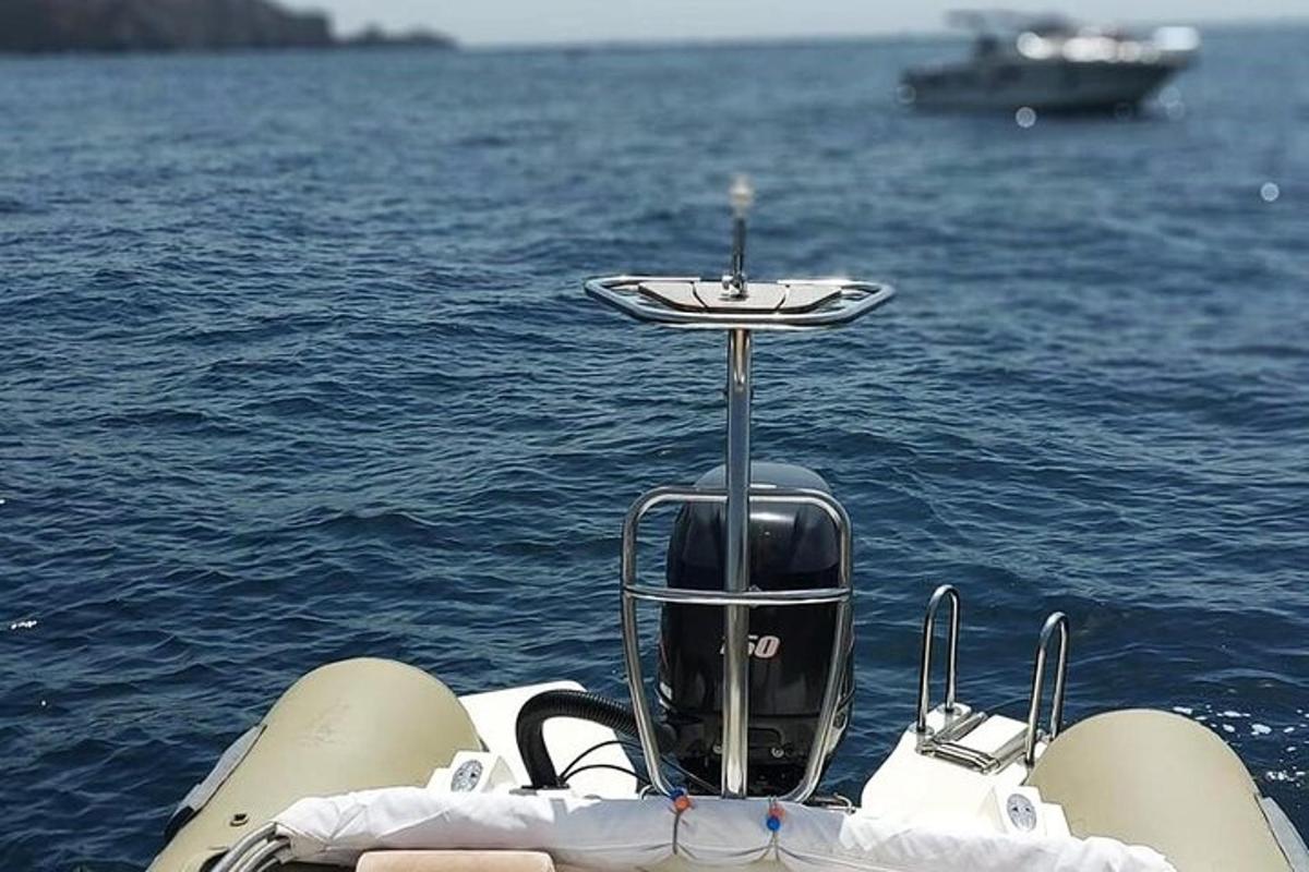 pohled na zadní část lodi ve vodě