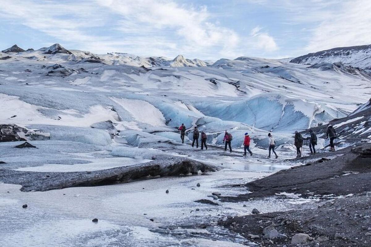 雪に覆われた山を歩く人々のグループ