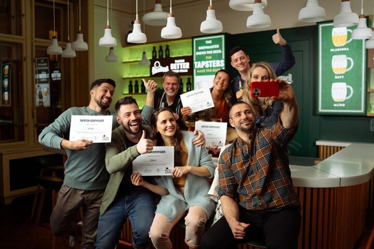 un grup de persones posant per a una foto sostenint certificats