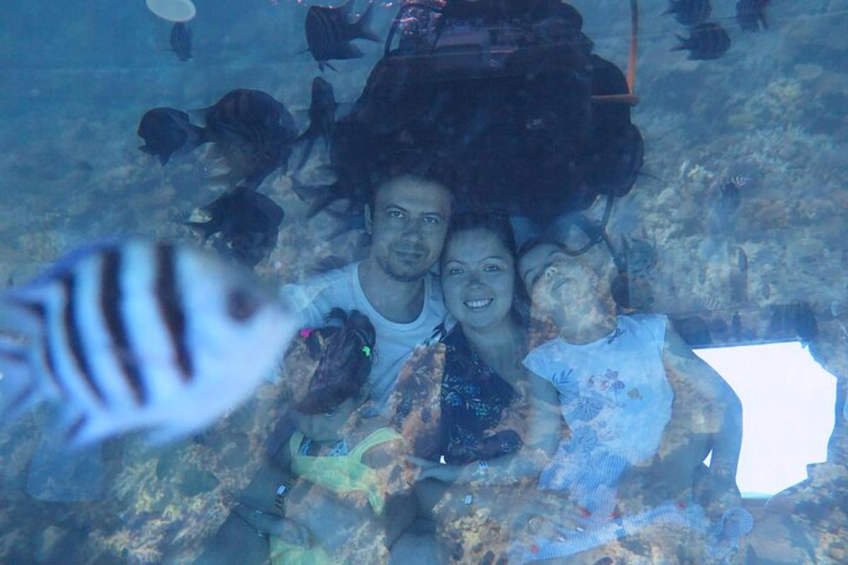 um homem e uma mulher e um peixe na água
