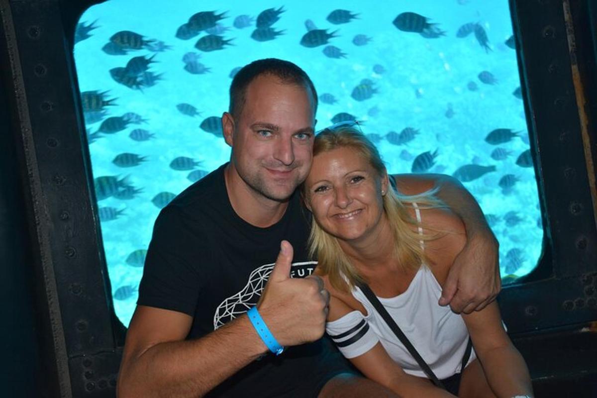 um homem e uma mulher posando para uma foto