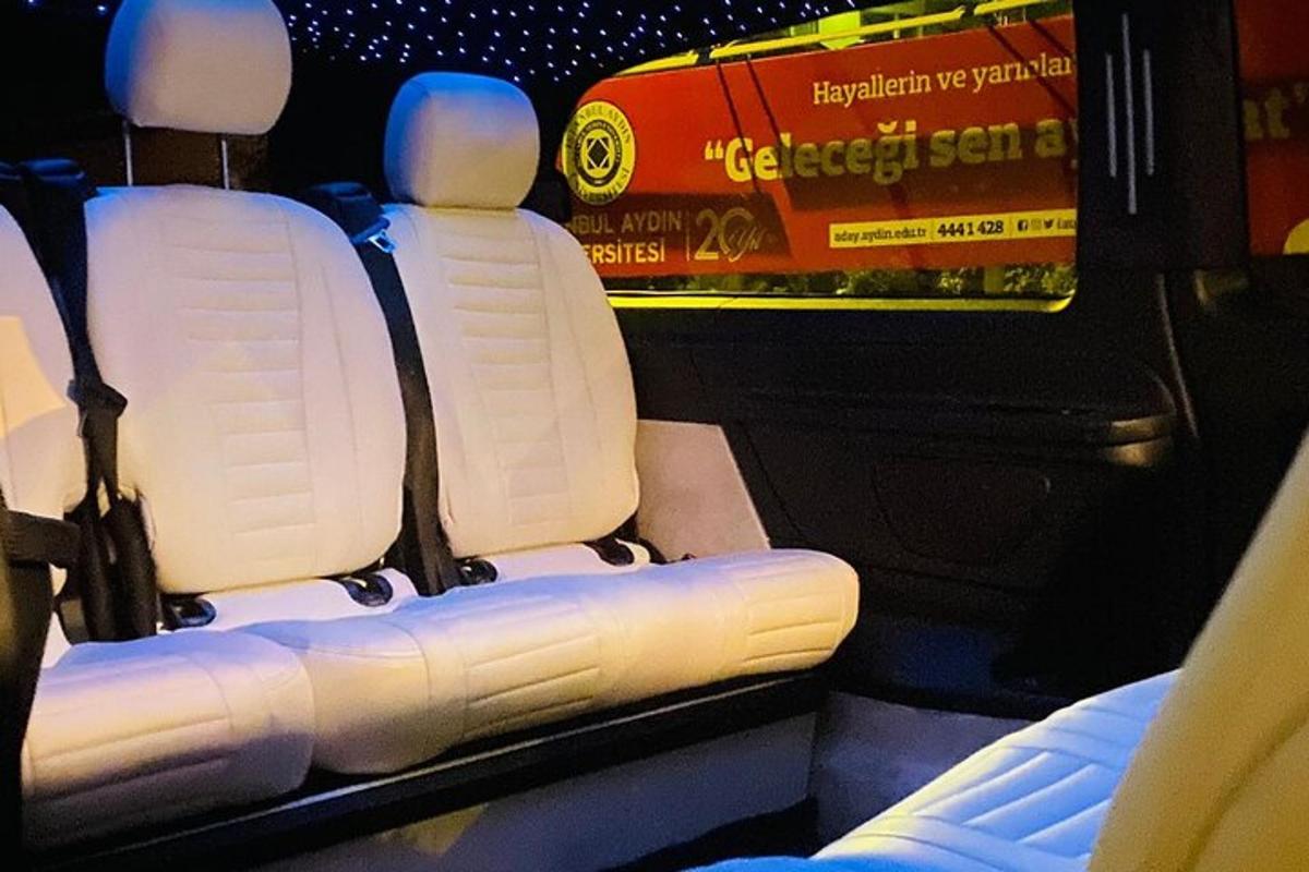 un asiento en la parte trasera de un autobús