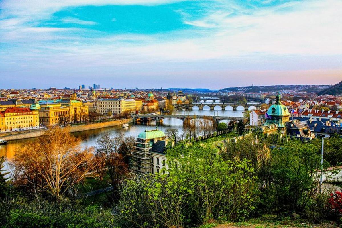 una vista di una città con un fiume e degli edifici