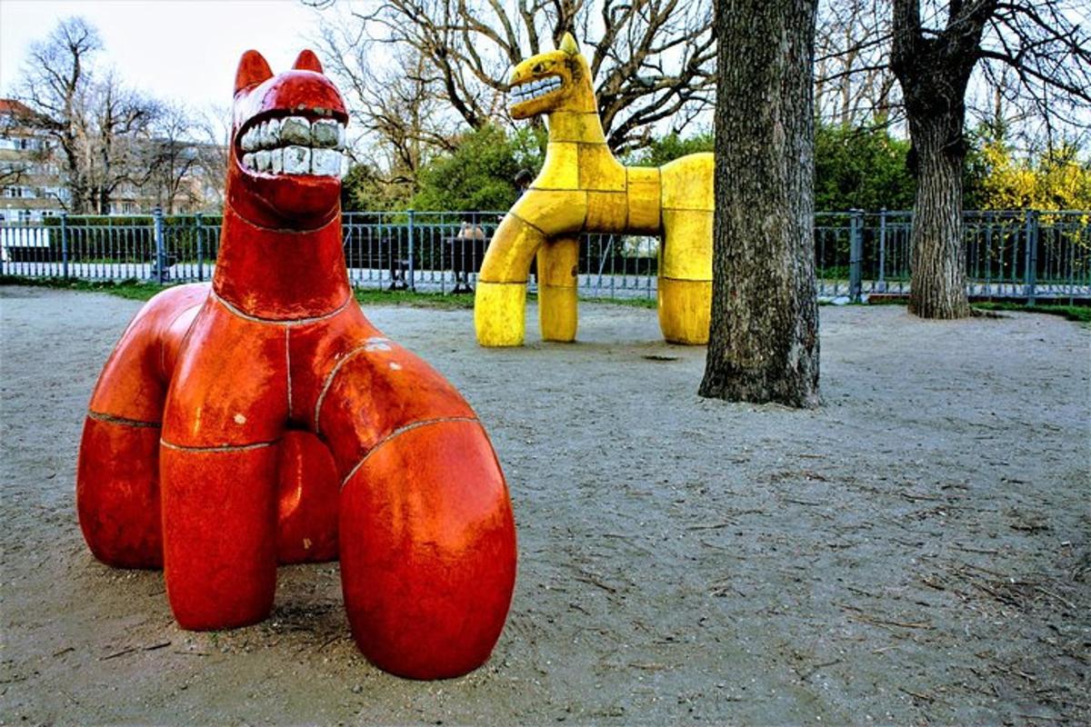 una scultura di un orso in un parco giochi