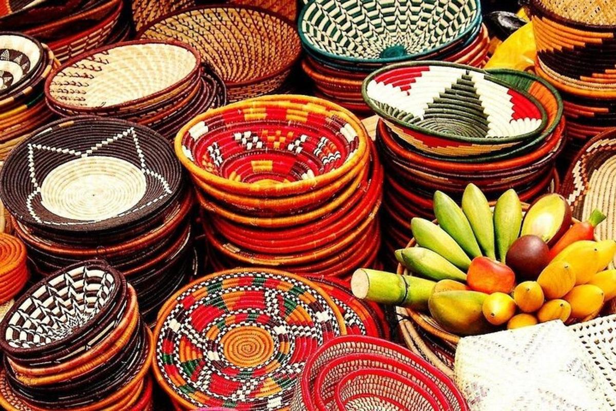 setumpuk piring dan mangkuk warna-warni dengan buah di atasnya