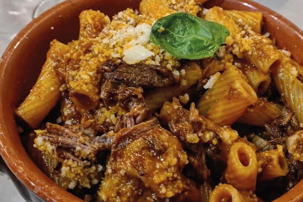 kauss toitu pasta ja rohelise lisandiga