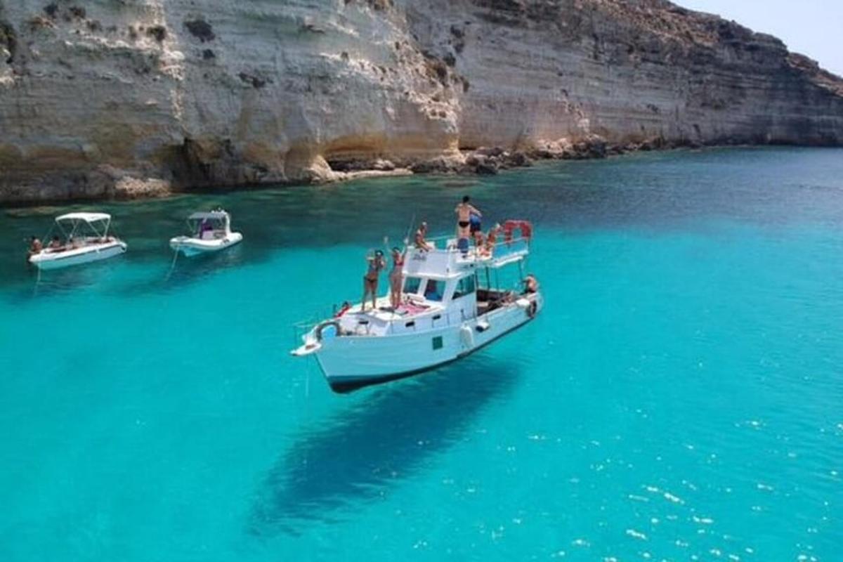 un gruppo di persone su una barca in acqua