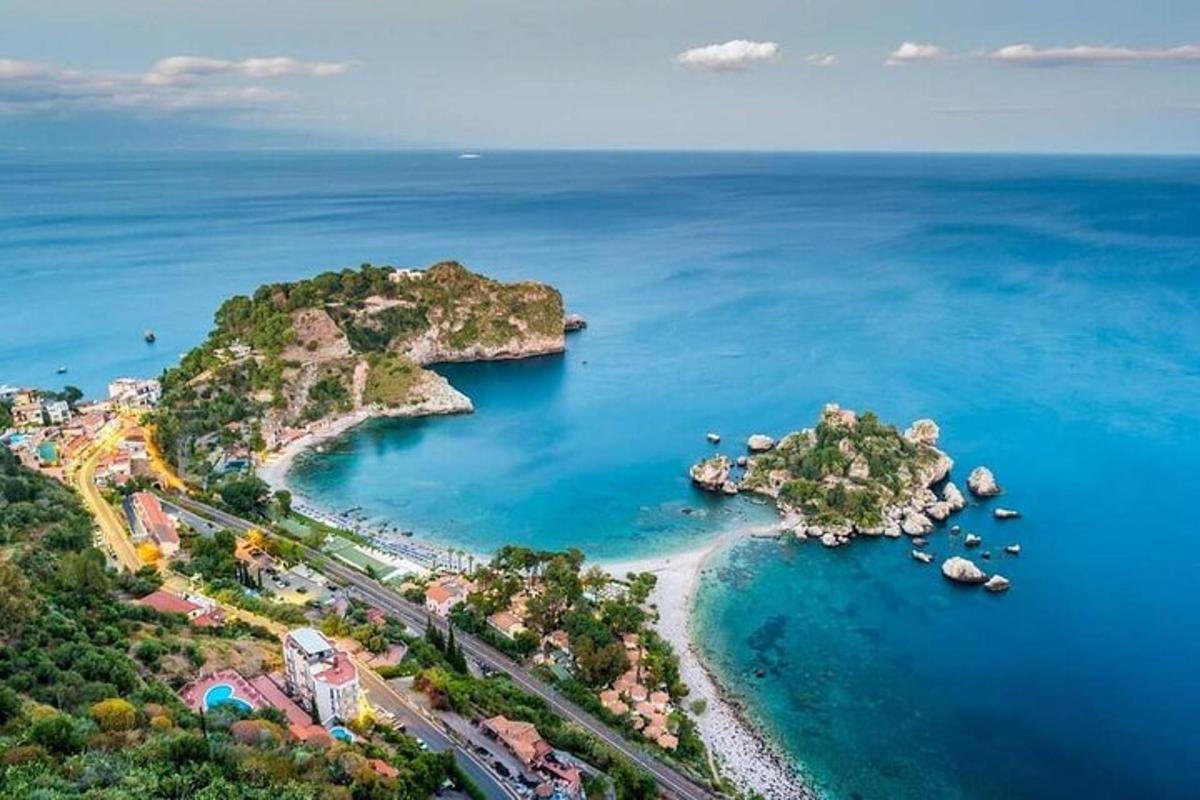 une vue aérienne d'une petite île dans l'océan