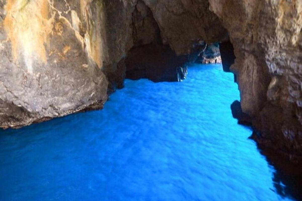una vista di una grotta con acqua blu