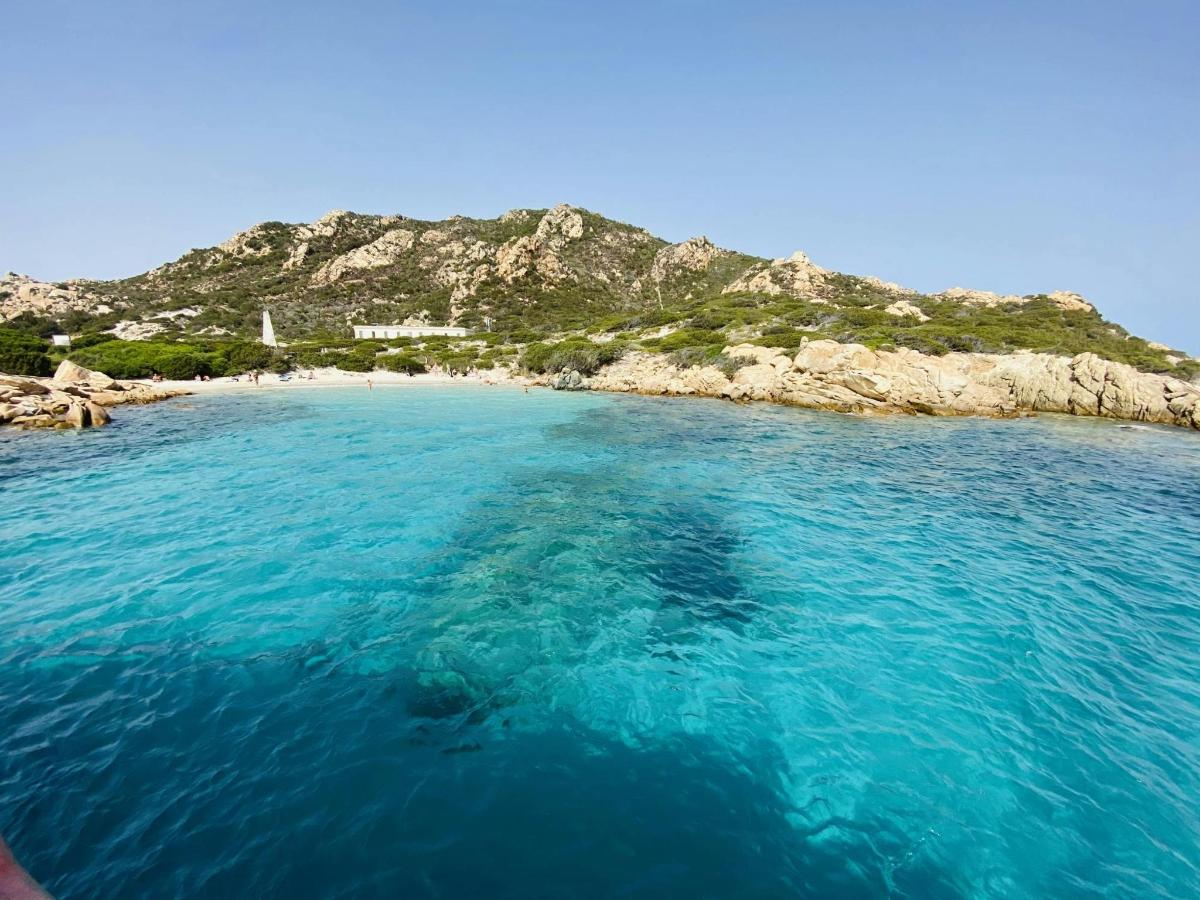una vista aerea di una spiaggia con acqua blu