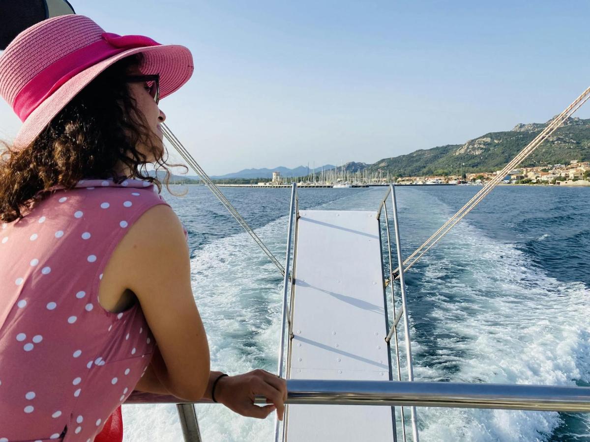 una donna con un cappello rosa su una barca