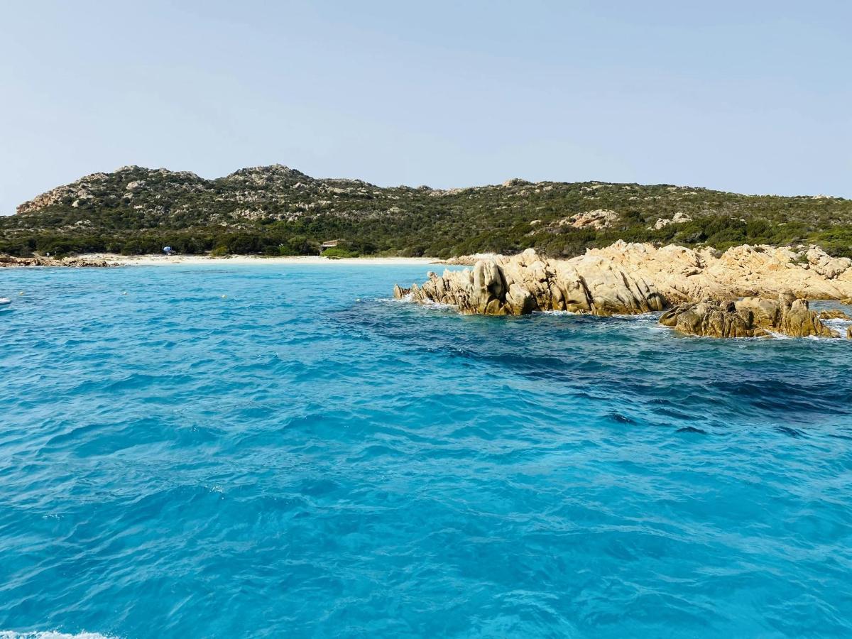 una vista di una spiaggia con acqua blu e rocce