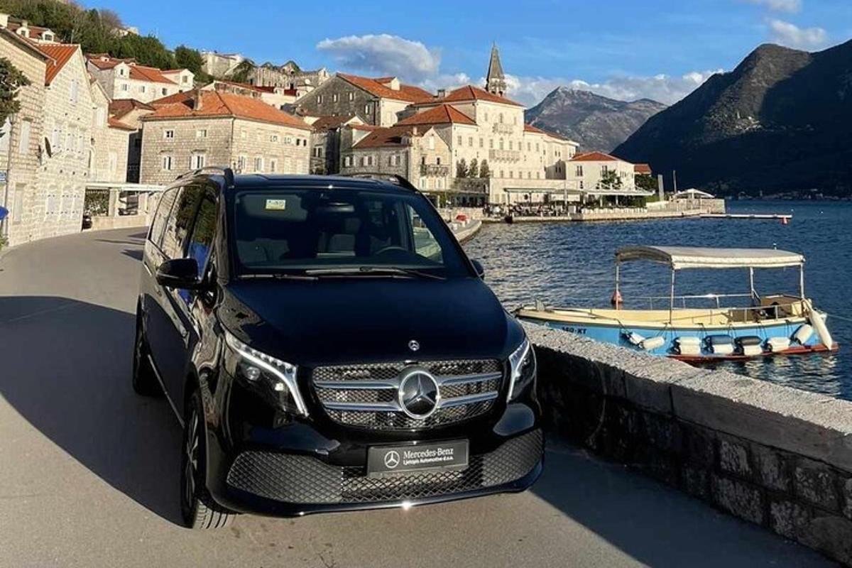 чорний автомобіль, припаркований біля водойми