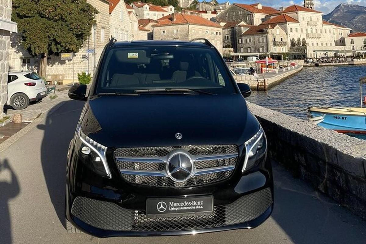 juodas automobilis, pastatytas šalia vandens telkinio