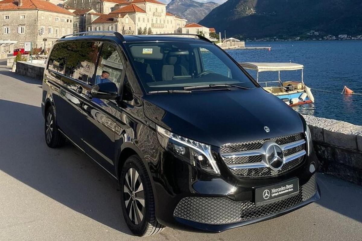 juodas automobilis, pastatytas šalia vandens telkinio