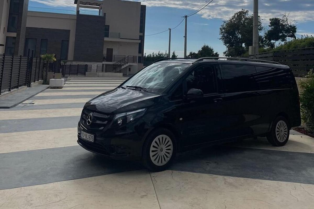un furgone nero parcheggiato in un parcheggio
