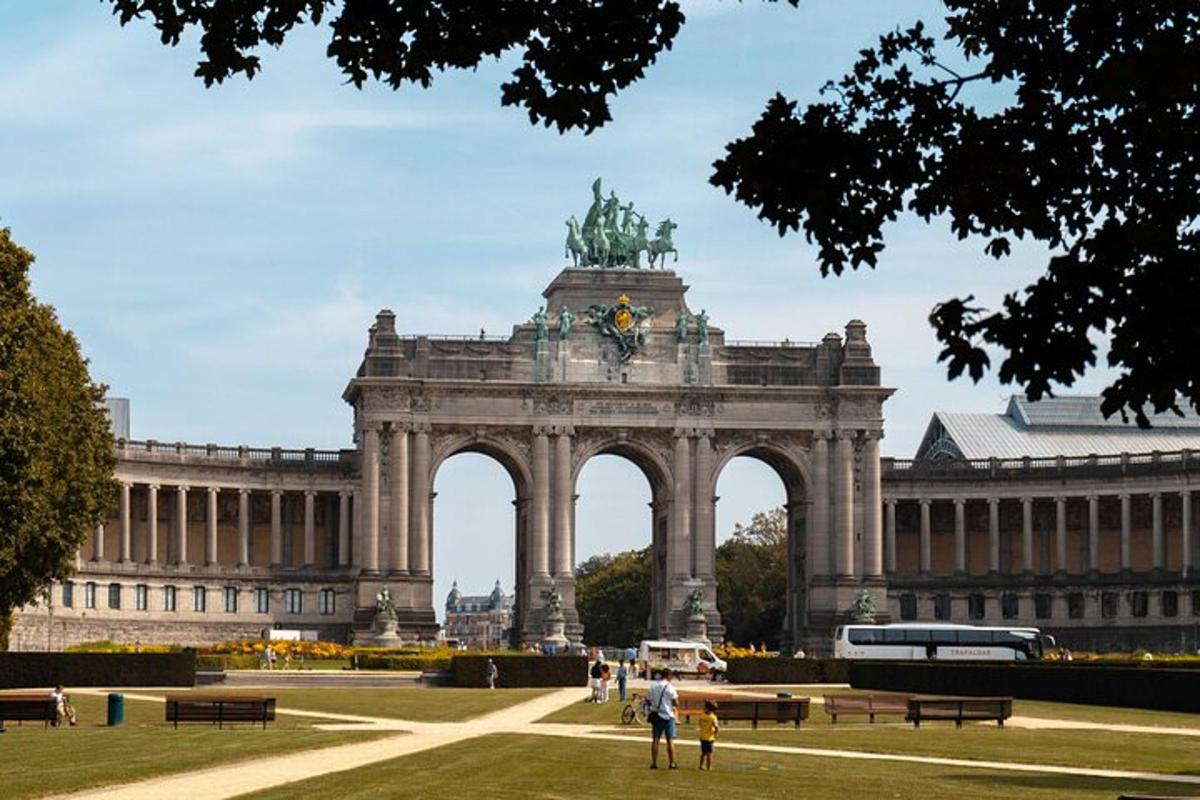 um grande edifício com uma estátua na frente