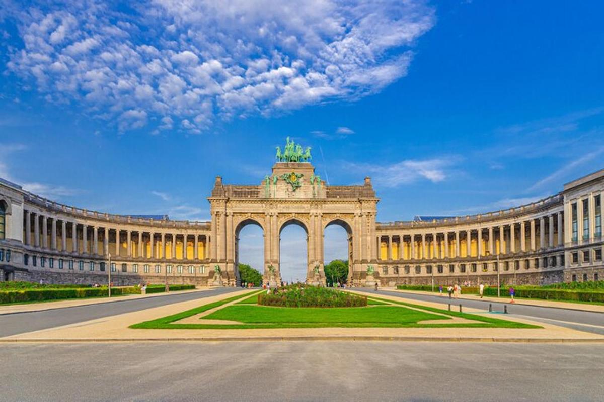 um grande edifício com um monumento na frente