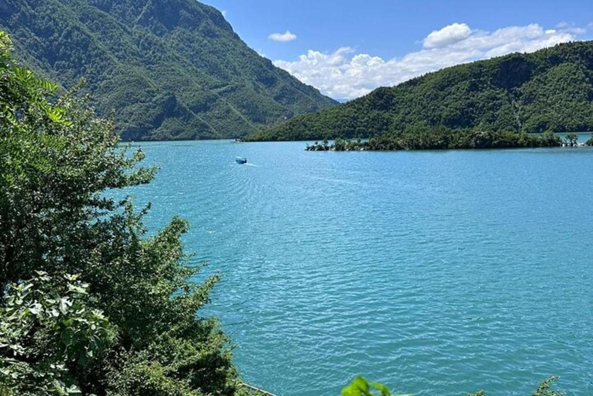 velké modré jezero s horami v pozadí
