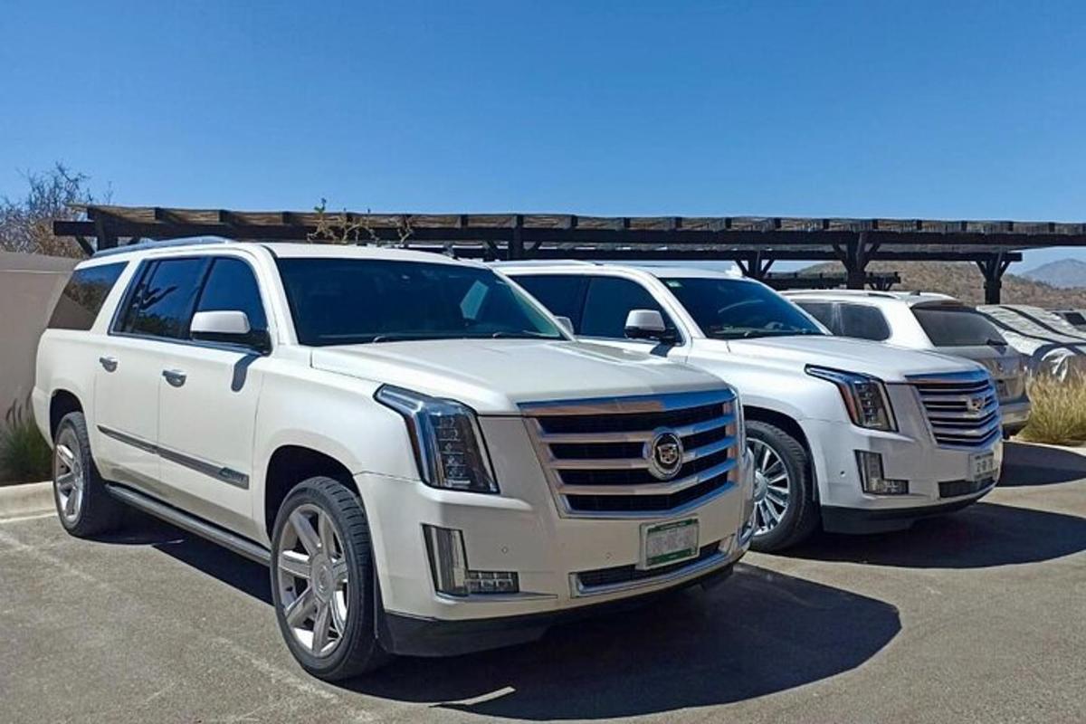dois caminhões brancos estacionados em um estacionamento