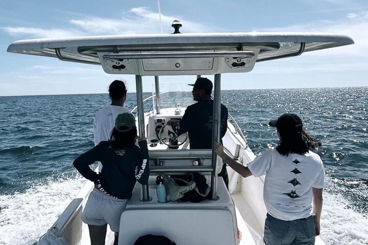 un gruppo di persone su una barca nell'oceano