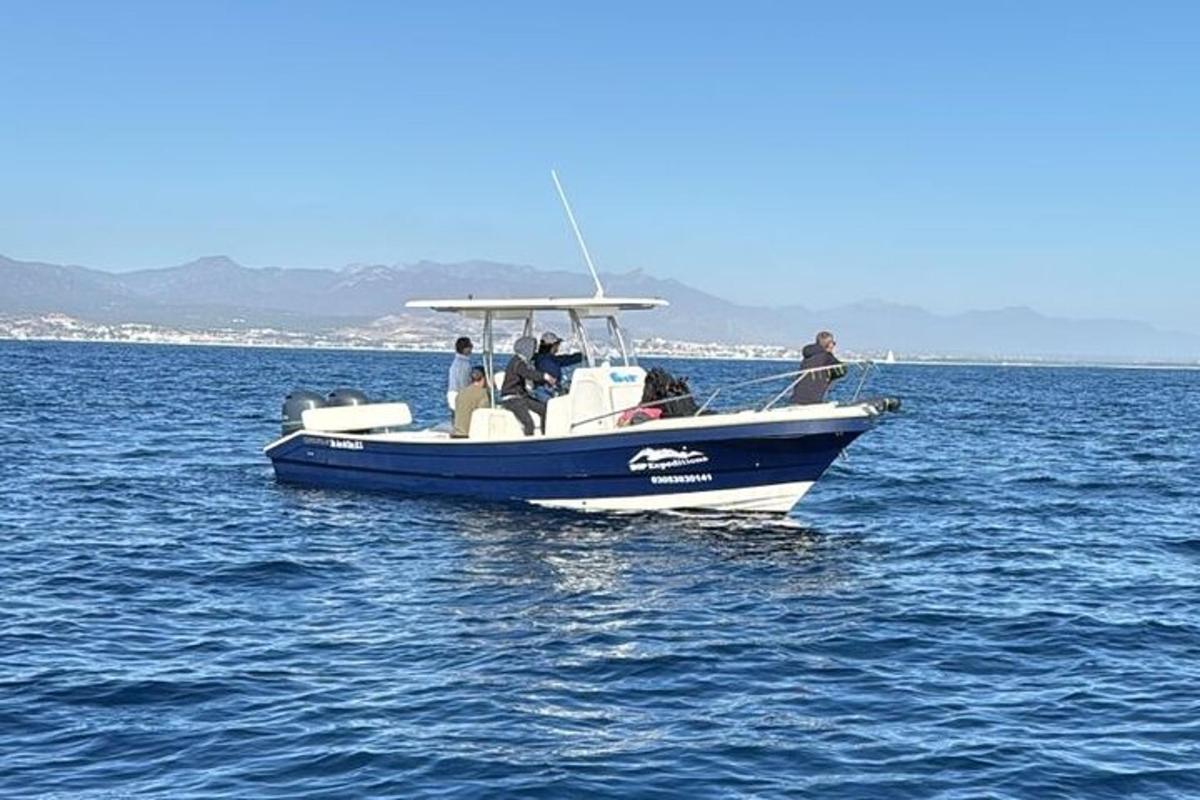 un gruppo di persone su una barca in acqua
