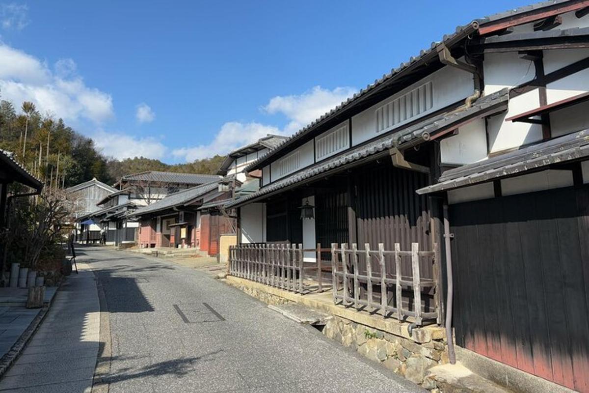 una strada vuota in un villaggio asiatico con edifici