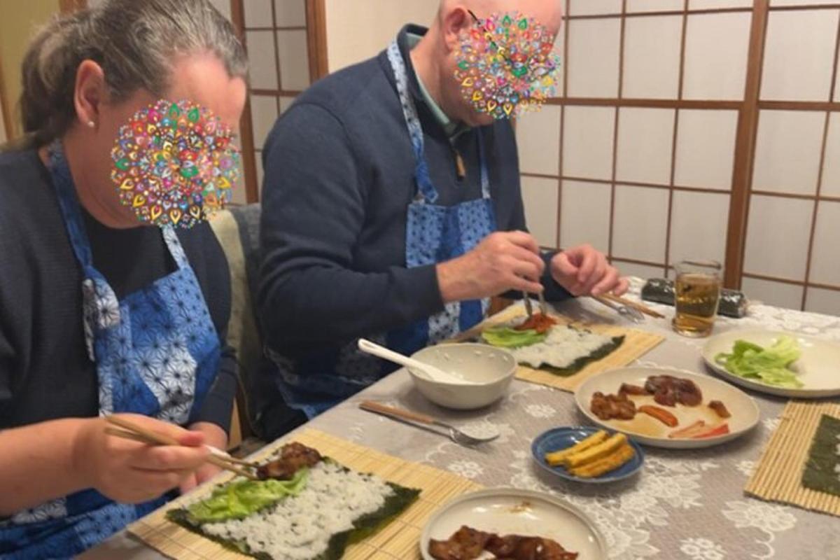 dve osebi sedita za mizo in jesta hrano
