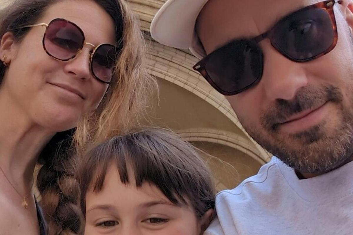 ένας άντρας, μια γυναίκα και ένα παιδί που φορούν γυαλιά ηλίου