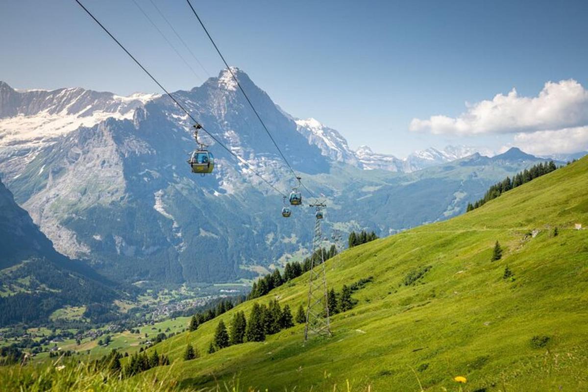 un gruppo di persone che sale su uno skilift in montagna