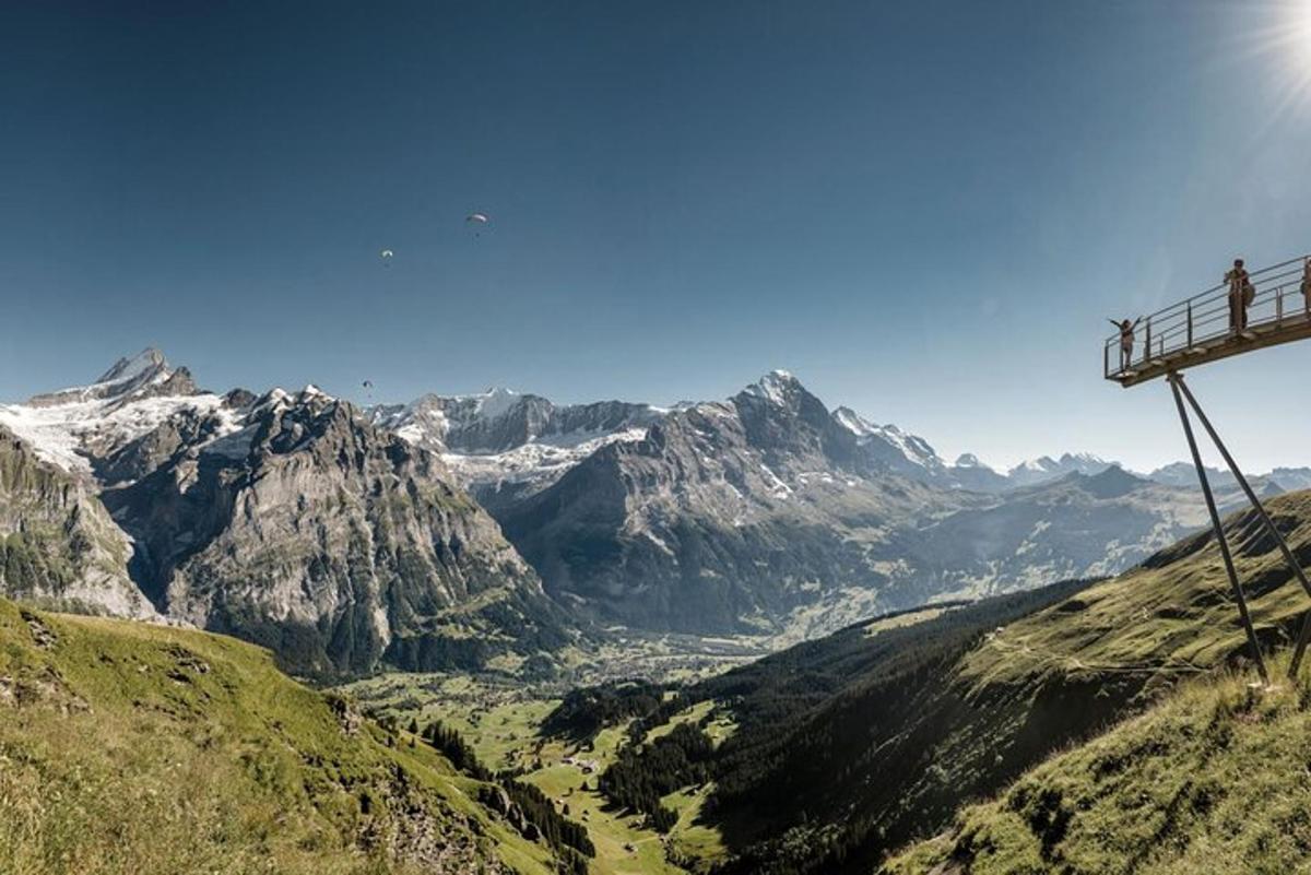 una vista di una catena montuosa da una piattaforma panoramica