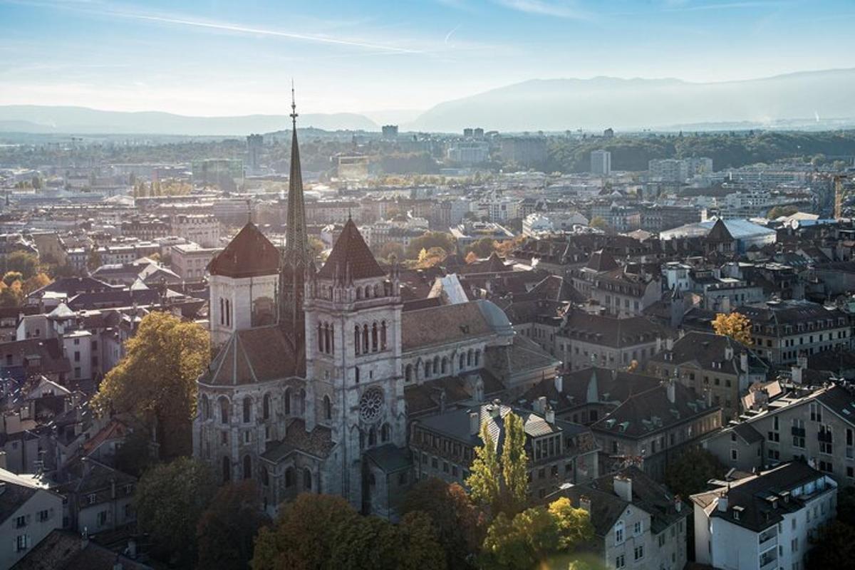 un grand bâtiment avec un clocher au sommet d'une ville