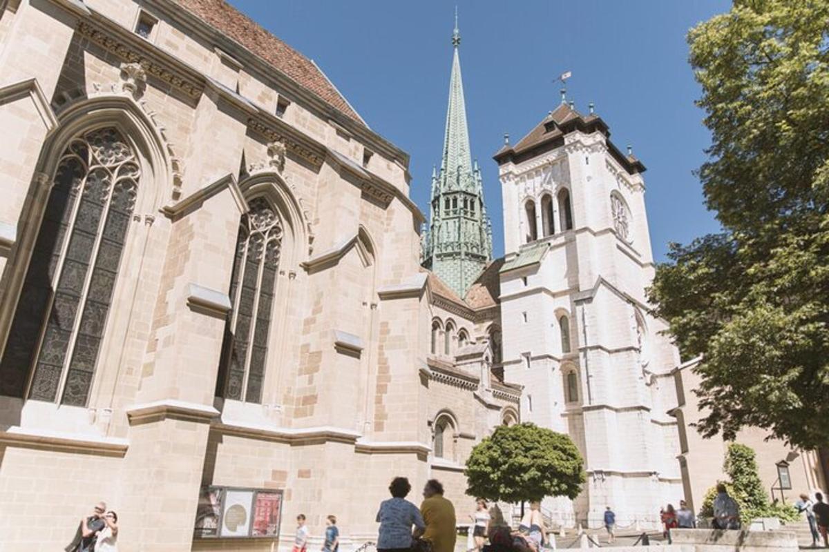 une grande église avec une tour et un clocher