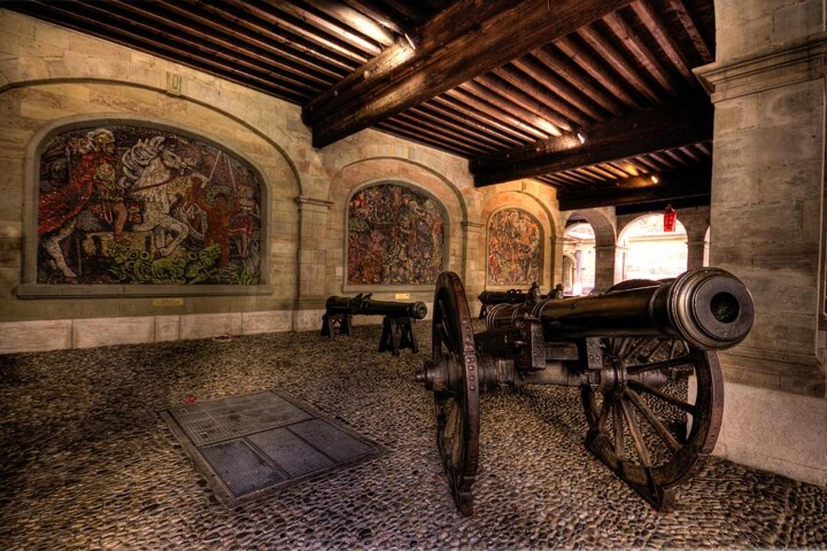 un canon dans une pièce avec des peintures sur les murs
