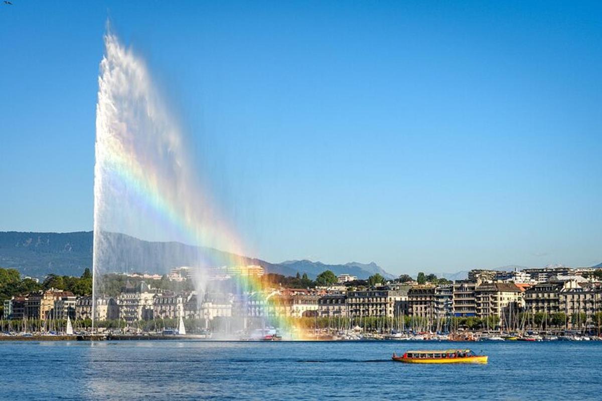 une fontaine avec un arc-en-ciel au milieu de l'eau