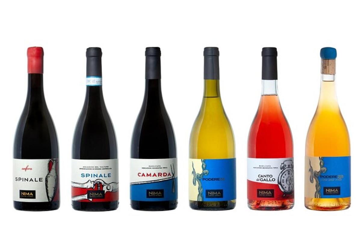 en gruppe vinflasker med etiketter på