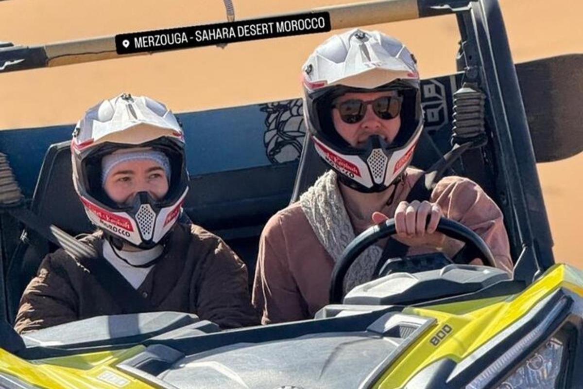 kaks kiivreid kandvat meest istuvad autos