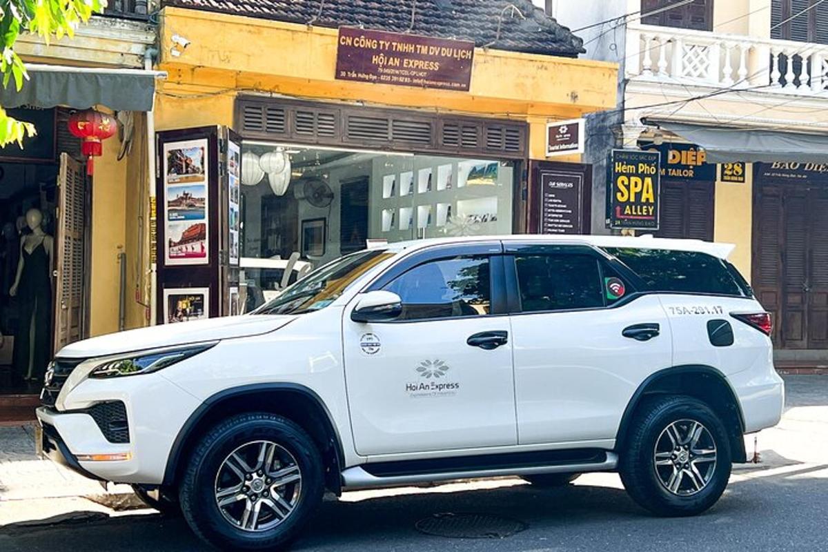 un SUV alb parcat pe o stradă a orașului