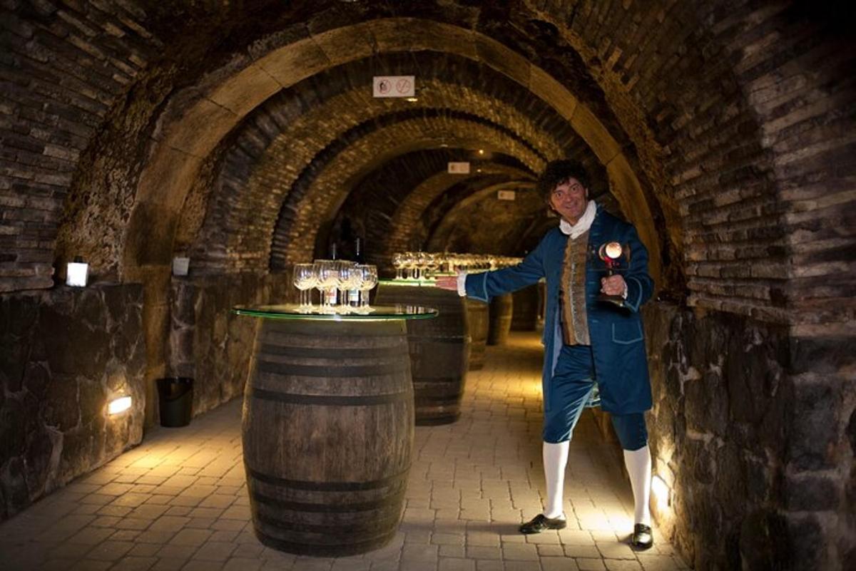 un home dret al costat d'un barril en un celler