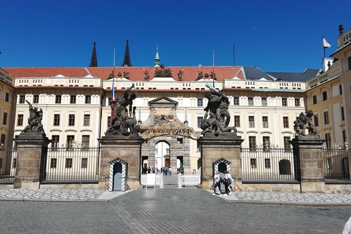 liela ēka ar statuju tās priekšā