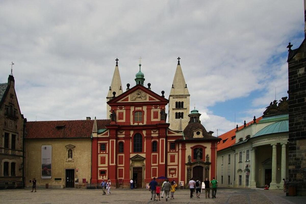 skupina ľudí prechádzajúcich sa okolo budovy