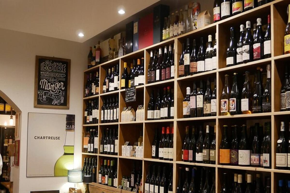 Un montón de botellas de vino en los estantes de una tienda.