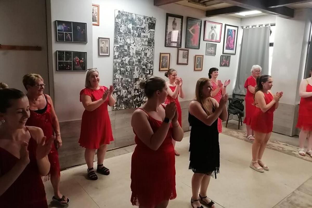 un gruppo di donne che ballano davanti a uno specchio