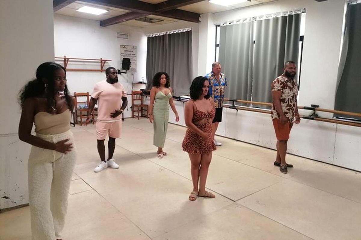 un gruppo di persone in piedi durante una lezione di danza