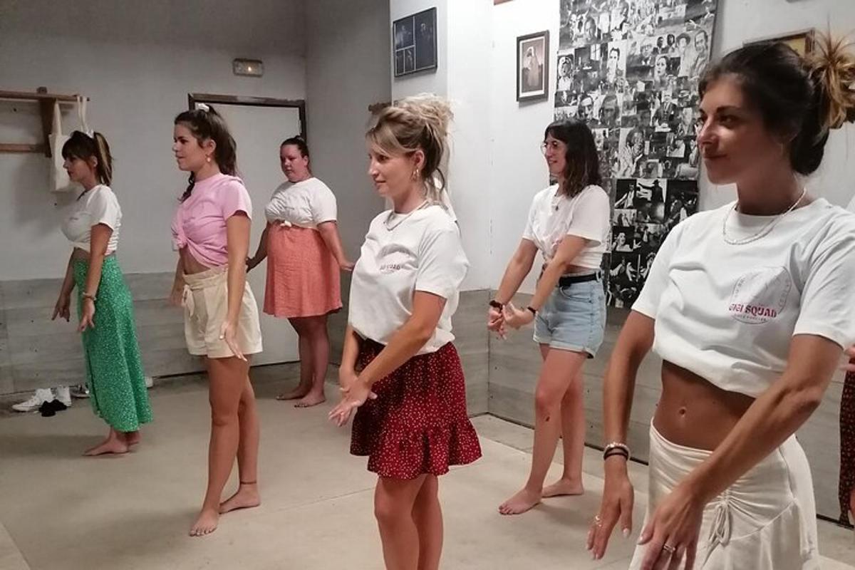 un gruppo di donne in piedi in una stanza