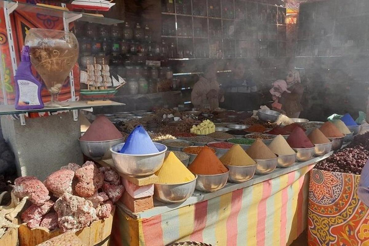 市场里摆满了各种食物的展示