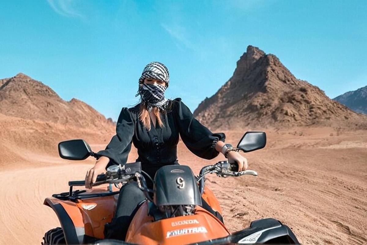 žena jedoucí na motorce v poušti