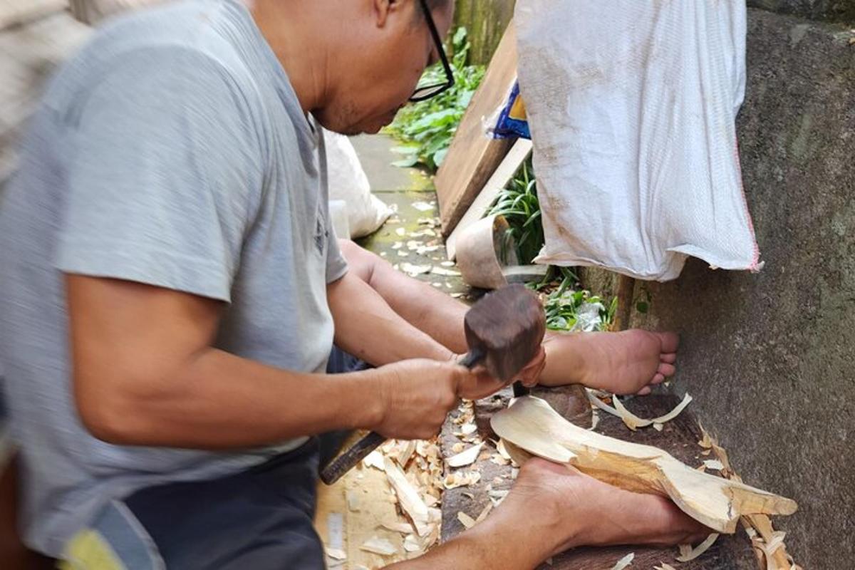 seorang lelaki memotong kaki seseorang dengan alat