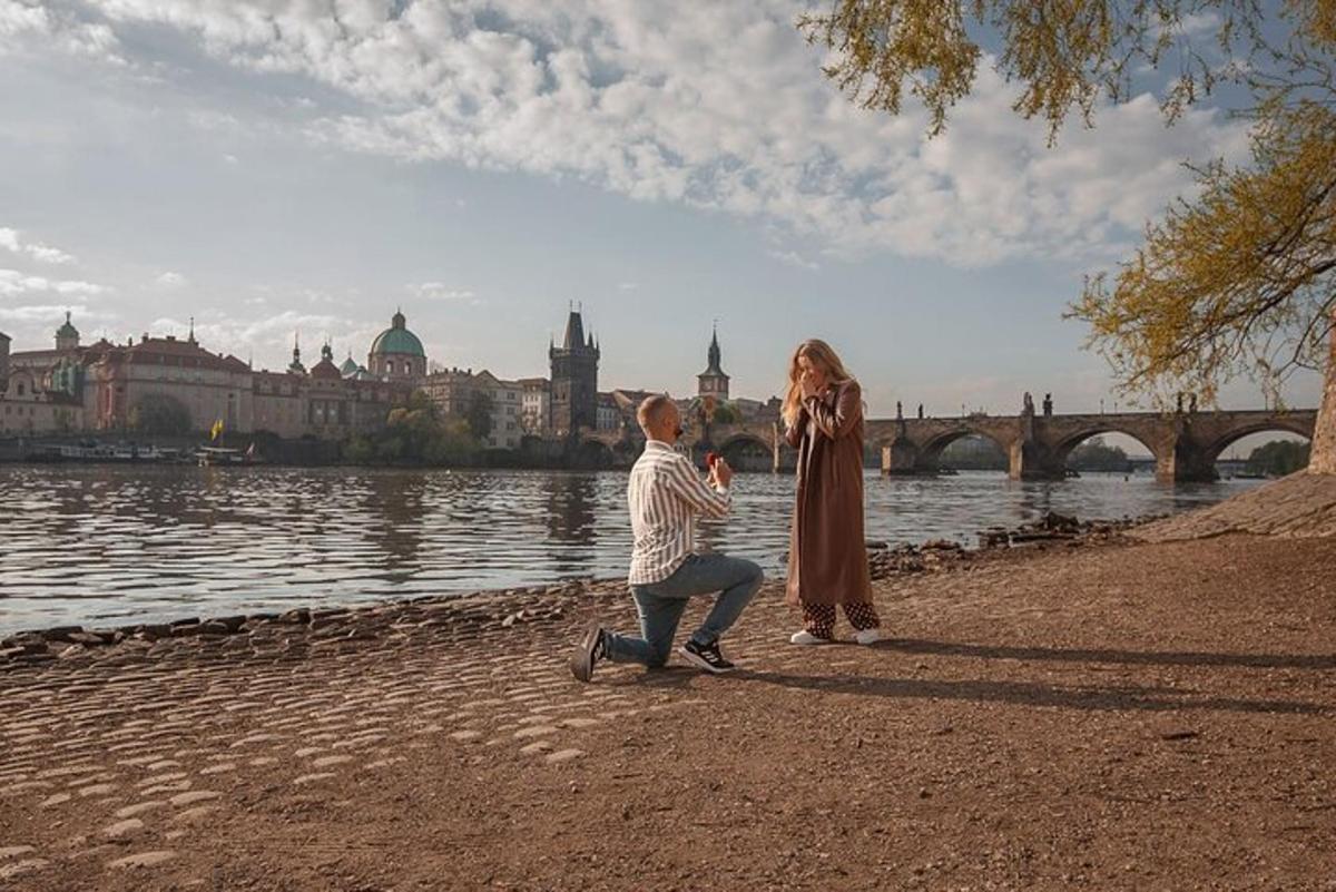 muž fotí ženu u vody